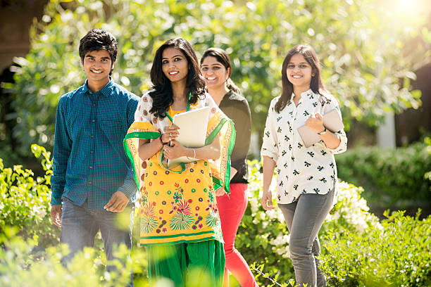 молодой индийский учащиеся школы, общение на территории - university education walking teenage girls стоковые фото и изображения