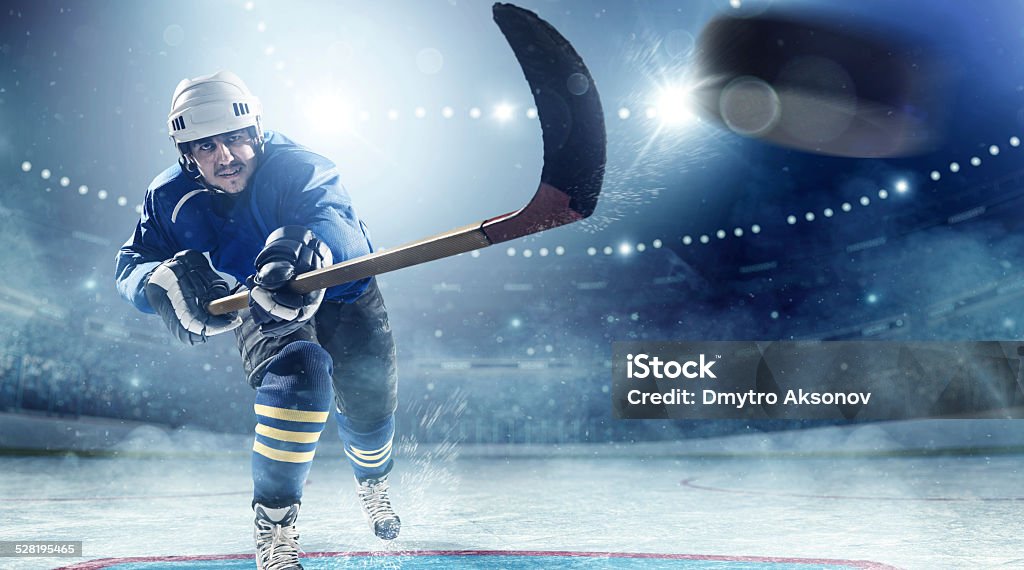 Jugador de hockey sobre hielo en acción - Foto de stock de Hockey sobre hielo libre de derechos