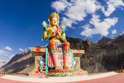 La estatua de buda Maitreya Nubra valley photo