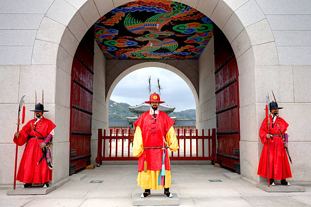 guardie a palazzo gyeongbokgung - seoul honor guard horizontal front view foto e immagini stock