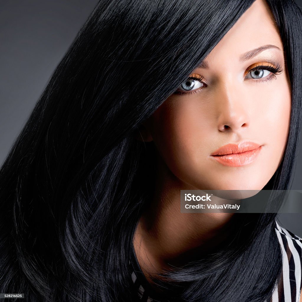 brunette hermosa mujer con pelo recto largo negro - Foto de stock de Adulto libre de derechos