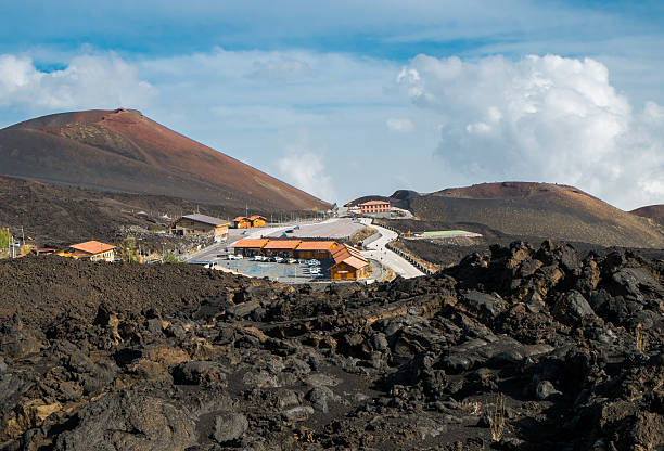 cratera etna - mt etna imagens e fotografias de stock