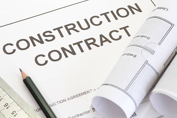 close-up di costruzione contratto con una penna e architettoniche roll - teamwork business construction confidence foto e immagini stock