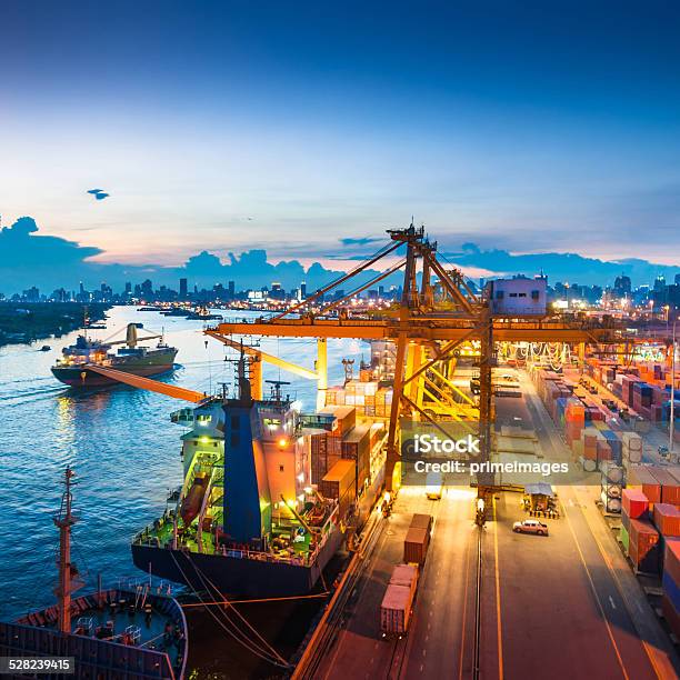 Frachtschiff Im Hafen Bei Sonnenuntergang Stockfoto und mehr Bilder von Asien - Asien, Baumaschine, Behälter