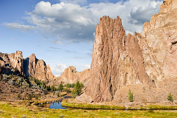Smith Rock and the Crooked River The aptly named Crooked River winds its way through the gorge below the cliffs of Smith Rock. This scene was photographed at Smith Rock State Park near the town of Terrebonne, yyy, USA. jeff goulden mountain stock pictures, royalty-free photos & images