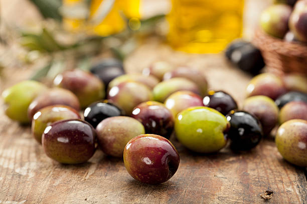 azeitona bruto - olives imagens e fotografias de stock