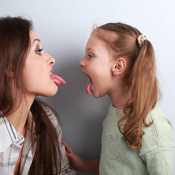 risa madre e hija conflicto en disputa - sneering grimacing women human face fotografías e imágenes de stock