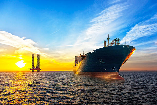 отправляйте и нефтяная платформа - oil shipping industrial ship oil tanker стоковые фото и изображения