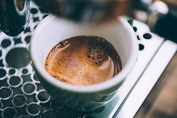 delicioso café recién preparado por la mañana - café solo fotografías e imágenes de stock