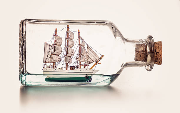 sailingboat em frasco - ship in a bottle bottle sailing ship nautical vessel imagens e fotografias de stock