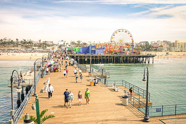 muelle de santa mónica con rueda de la fortuna en el parque de diversiones del pacífico - santa monica beach los angeles county city of los angeles fotografías e imágenes de stock