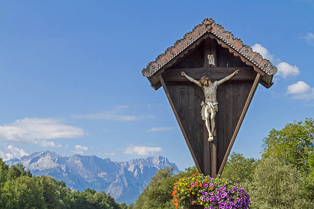 montanhas wetterstein e nós cruz - european alps mountain crucifix zugspitze mountain imagens e fotografias de stock