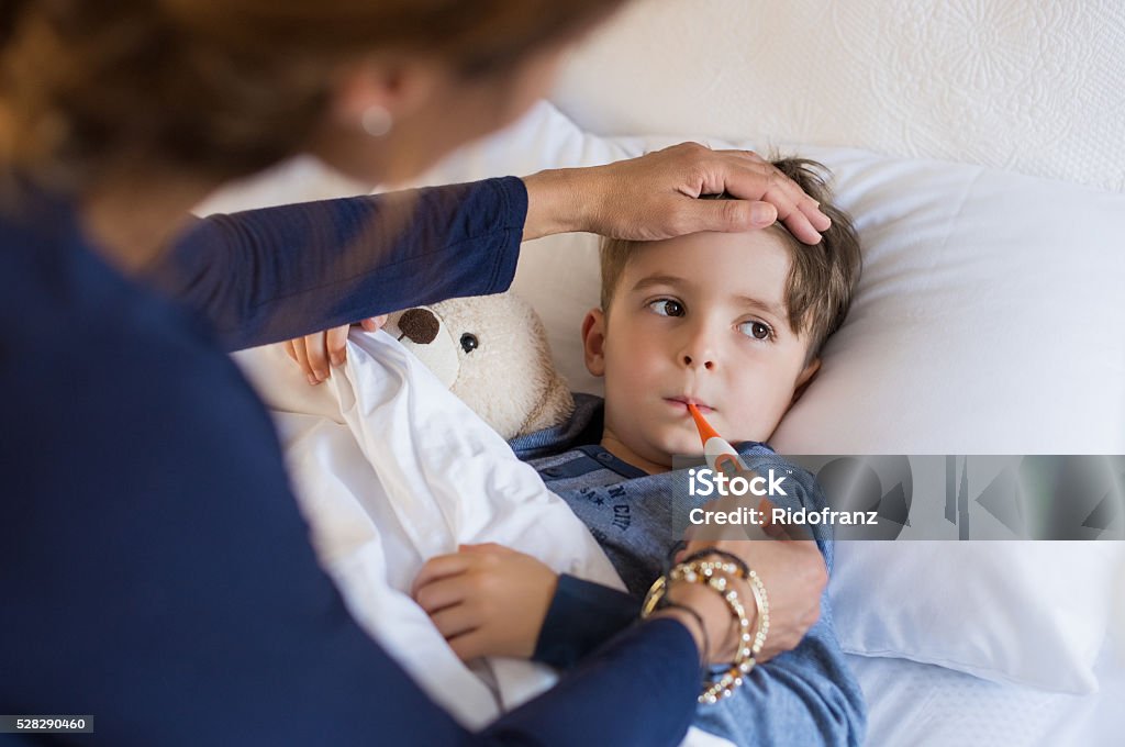 Chico medición fiebre - Foto de stock de Niño libre de derechos