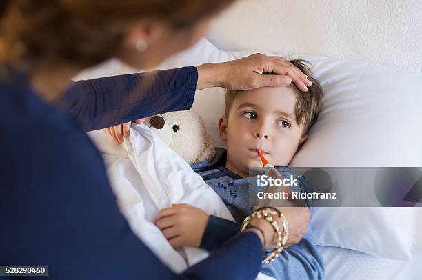 Chico Medición Fiebre Foto de stock y más banco de imágenes de Niño - Niño, Resfriado y gripe, Fiebre