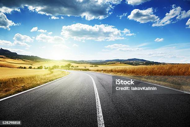 Carretera Asfaltada En Toscana Italia Foto de stock y más banco de imágenes de Vía - Vía, Otoño, Asfalto