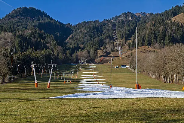 Christmas 2015 - futile struggle of many snow cannons at Brauneck in springlike temperatures