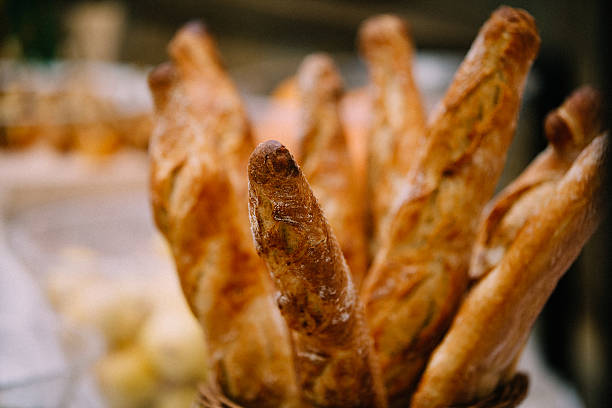 baguetes francesas - bread bread basket basket whole wheat - fotografias e filmes do acervo