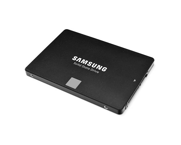 samsung dysk ssd 850 evo 2.5 " sata iii 2 tb (mz - 75e2t0b/am - editorial use flash zdjęcia i obrazy z banku zdjęć