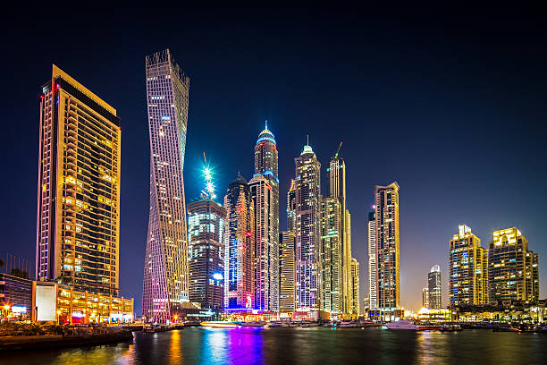 marina di dubai di notte, gli emirati arabi uniti - dubai yacht luxury marina foto e immagini stock