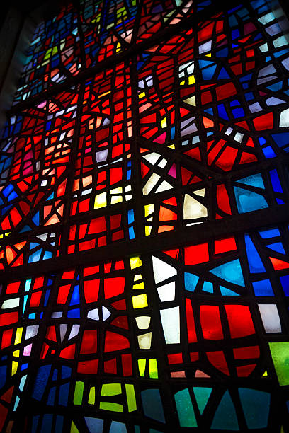 때묻은 유리컵 - stained glass church indoors close up 뉴스 사진 이미지