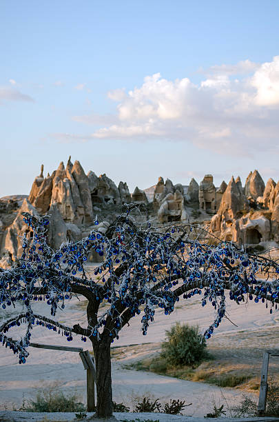 bösen augen baum – cappadocia/nazar ağacı-kapadokya - nazar boncugu stock-fotos und bilder