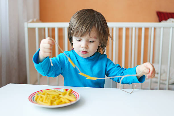 adorable niño de 2 años realizado macaroni encapsulados - second amendment fotografías e imágenes de stock