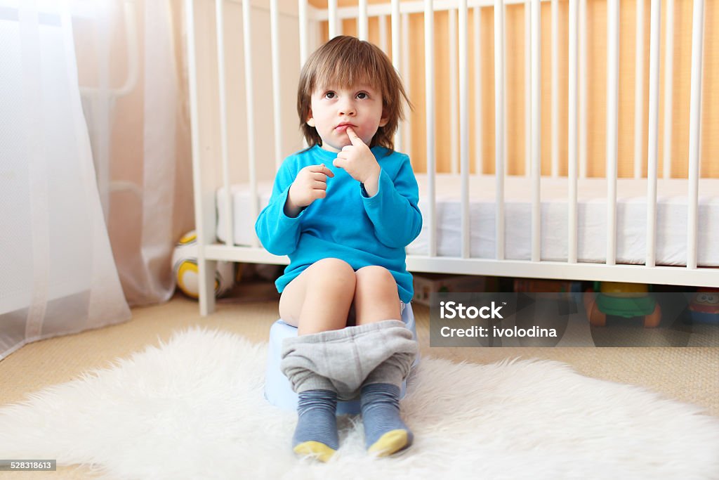 Schöne 2 Jahre junge sitzt auf Töpfchen - Lizenzfrei Töpfchen Stock-Foto