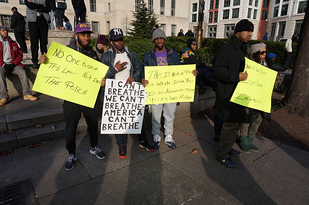 Groupe tenant panneaux de protestation - Photo