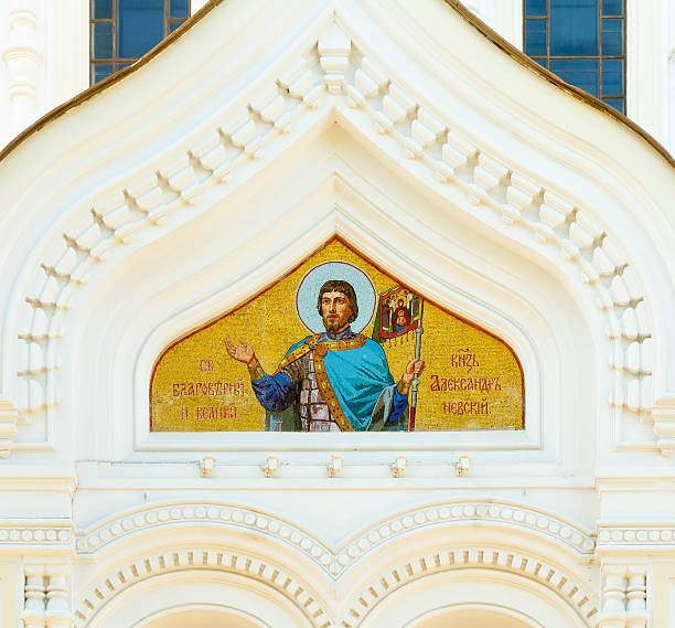 plein air au-dessus de l'entrée de la cathédrale alexander nevsky, l'orthodoxie - church saint peter alexander horizontal photos et images de collection