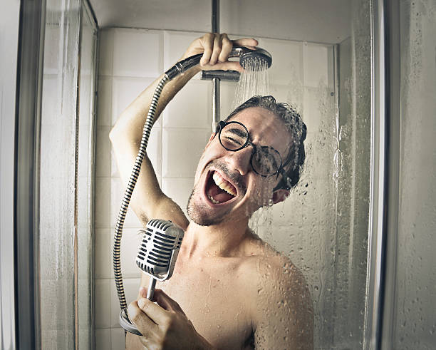 chanteur - men naked water male photos et images de collection