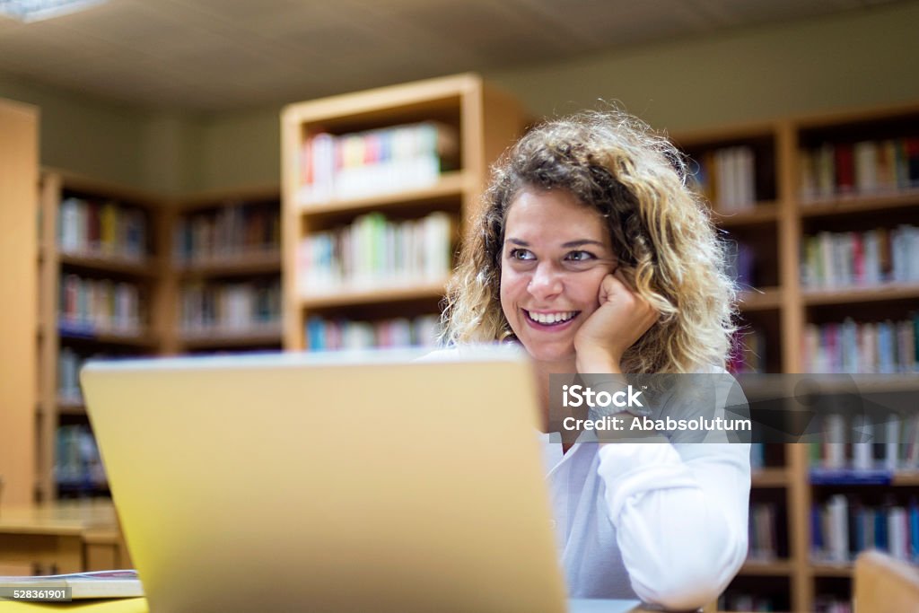 Hermosa estudiante turco con computadora portátil en University Library, Istanbul - Foto de stock de Adulto libre de derechos