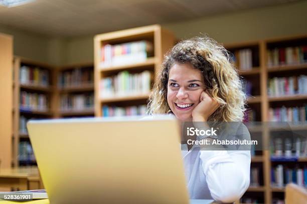 Hermosa Estudiante Turco Con Computadora Portátil En University Library Istanbul Foto de stock y más banco de imágenes de Adulto