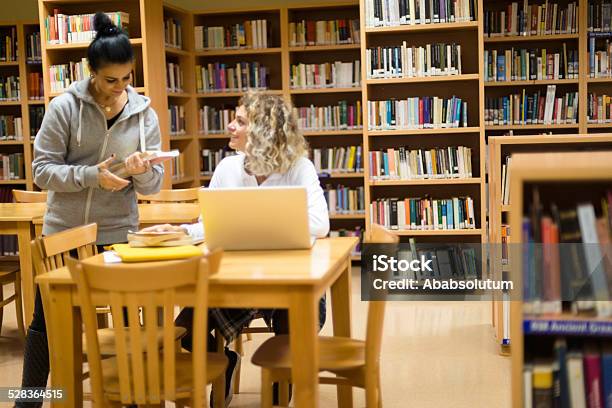 Bibliotecario Y Turcos Estudiante Con Computadora Portátil En University Library Istanbul Foto de stock y más banco de imágenes de Bibliotecario