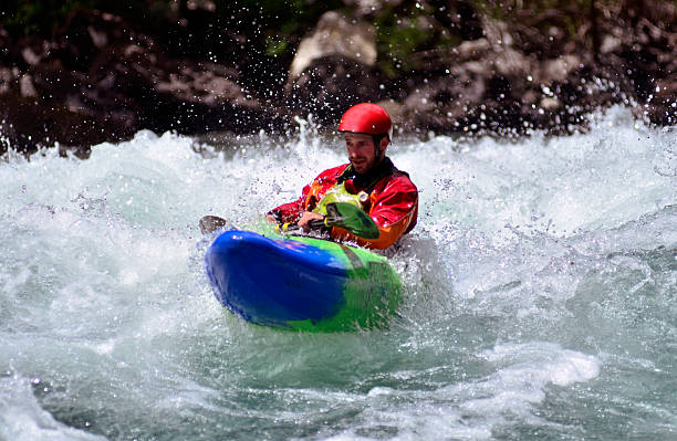 kayak de aguas blancas - kayaking white water atlanta river nature fotografías e imágenes de stock