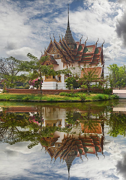 réplique de dusit maha prasat palace, ancienne cityf bangkok - sanphet palace photos et images de collection