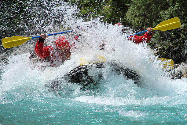 rafting en el río soča eslovenia - inflatable raft fotos fotografías e imágenes de stock