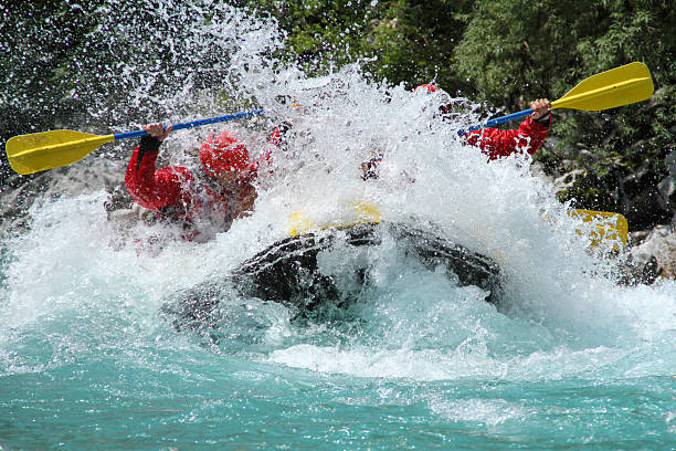 rafting sur le fleuve soča slovénie - rafting on a mountain river photos et images de collection