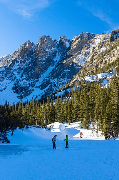 rocky mountains en hiver - cold lake frozen estes park photos et images de collection