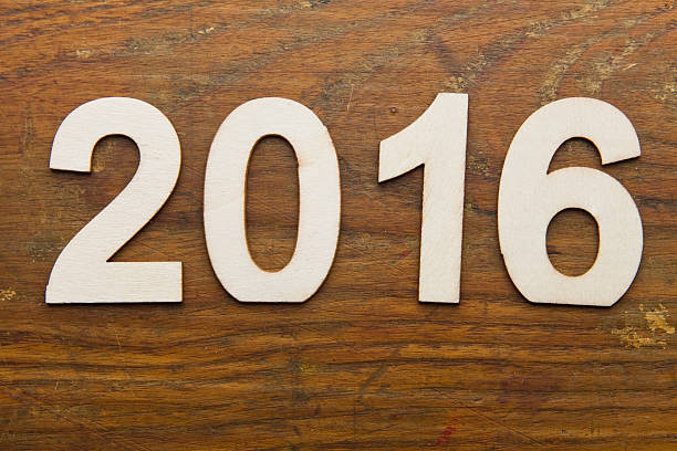 istock 2016 text on plank wood XXXL 528379541