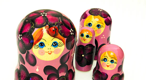 matrioska кукла из россии - russian nesting doll scale russian culture large стоковые фото и изображения