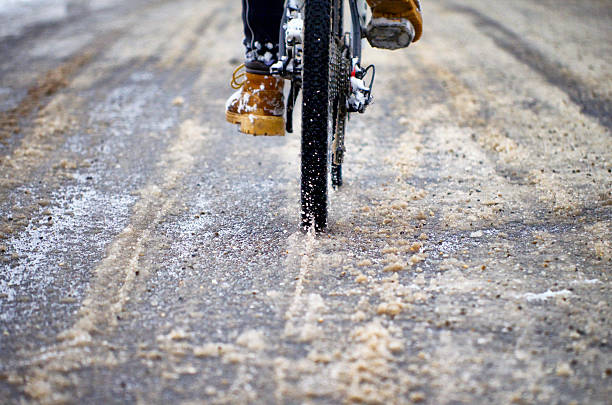 motociclista na estrada plano aproximado. - speed snow textured textured effect imagens e fotografias de stock