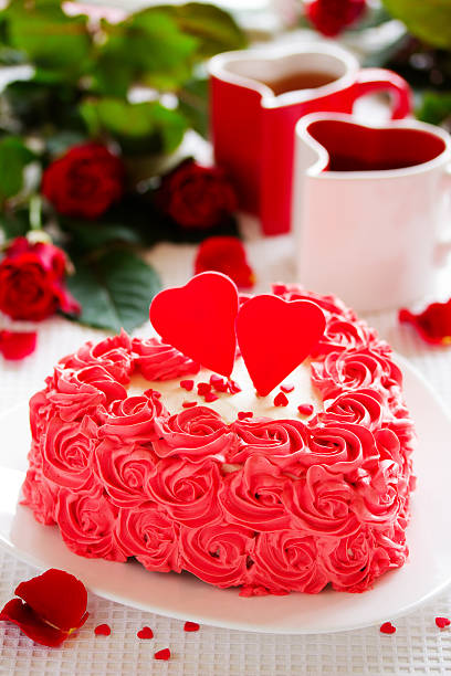 istock Birthday cake for Valentine's Day with roses. 528394327