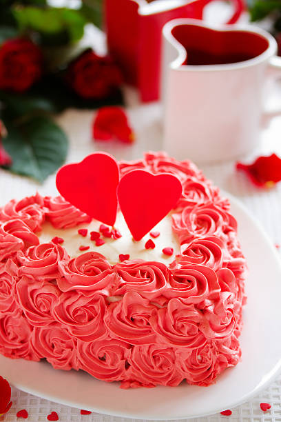 istock Birthday cake for Valentine's Day with roses. 528394351