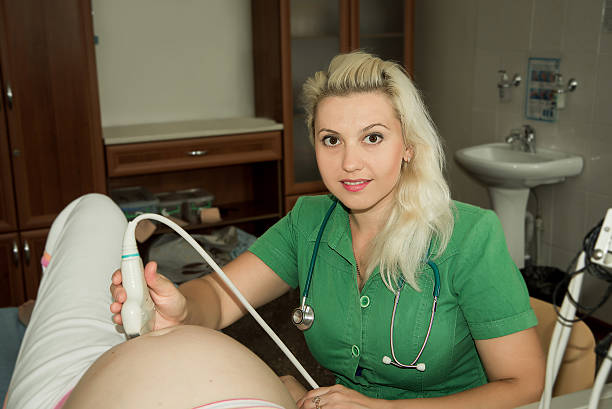 임신한 여성의 출산. - healthcare and medicine bed patience human pregnancy 뉴스 사진 이미지