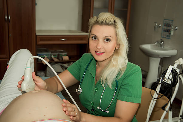 임신한 여성의 출산. - healthcare and medicine bed patience human pregnancy 뉴스 사진 이미지
