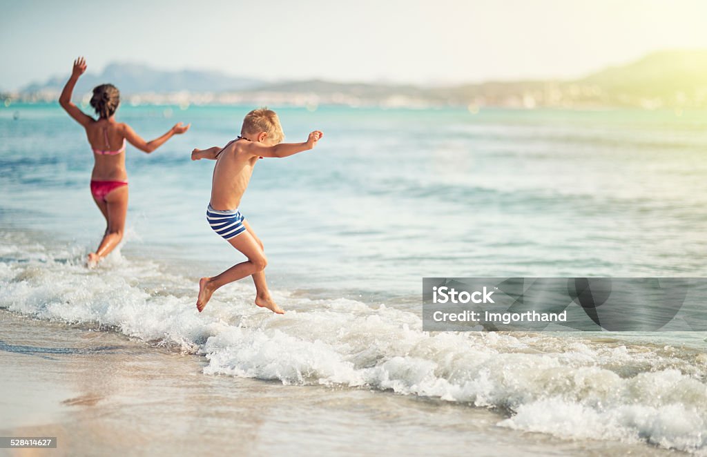 Kinder, die Spaß im Meer - Lizenzfrei Strand Stock-Foto