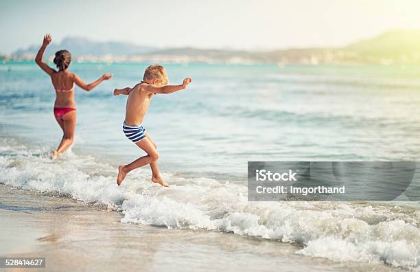 Kinder Die Spaß Im Meer Stockfoto und mehr Bilder von Strand - Strand, Kind, Familie