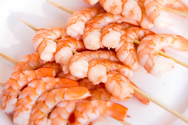 skewered jumbo shrimps skewered jumbo shrimps black tiger shrimp stock pictures, royalty-free photos & images