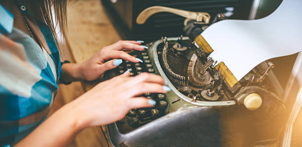 mãos de mulher jovem escritor com máquina de escrever antigo escrita - author writing retro revival women imagens e fotografias de stock