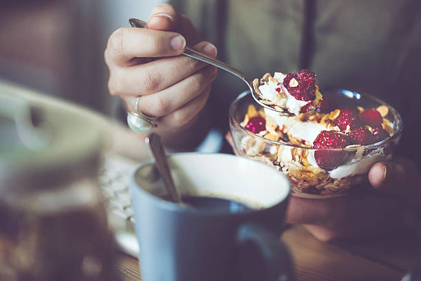 disfruta de desayuno - cereal breakfast granola healthy eating fotografías e imágenes de stock